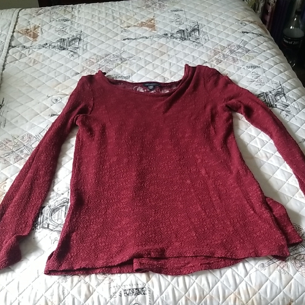Maroon lomg sleeve american eagle babydoll pretty lace on back some thread shed
